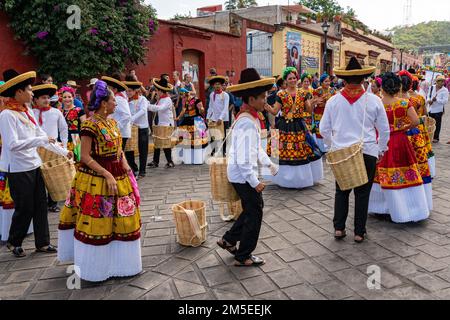 Tänzer der Tanzgruppe Salina Cruz in traditionellen Kleidern während des Volkstanz-Festivals Guelaguetza in Oaxaca, Mexiko. Stockfoto