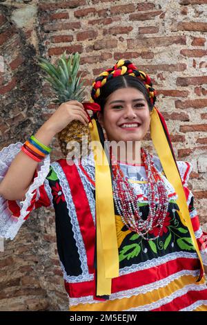 Ein junger Tänzer aus der Tanzgruppe Flor de Pina von San Juan Bautista Tuxtepec im Guelaguetza in Oaxaca, Mexiko. Stockfoto