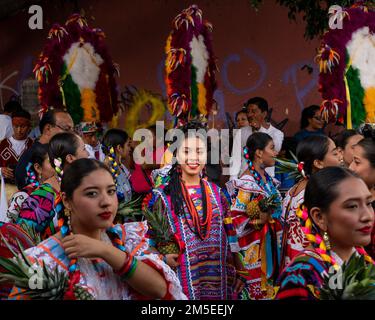 Ein Tänzer Flor de Piña aus San Juan Bautista Tuxtepec lächelt vor einer Parade auf dem Guelaguetza Festival in Oaxaca, Mexiko. Stockfoto