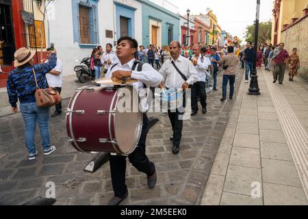 Eine Band führt die Tänzer Flor de Piña aus Tuxtepec bei einer Parade auf dem Guelaguetza Festival in Oaxaca, Mexiko. Stockfoto