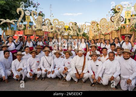 Die Tanztruppe von Tlacolula in traditioneller Kleidung vor der Guelaguetza-Parade in Oaxaca, Mexiko. Stockfoto