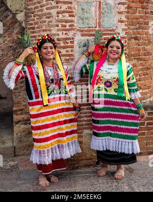 Junge Tänzer der Tanzgruppe Flor de Pina von San Juan Bautista Tuxtepec im Guelaguetza in Oaxaca, Mexiko. Stockfoto