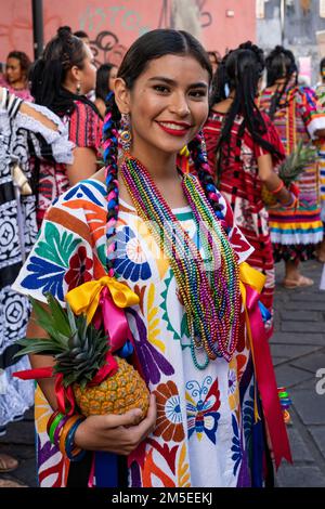 Ein junger Tänzer aus der Tanzgruppe Flor de Pina von San Juan Bautista Tuxtepec im Guelaguetza in Oaxaca, Mexiko. Stockfoto