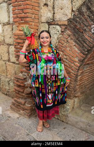 Ein junger Tänzer aus der Tanzgruppe Flor de Pina von San Juan Bautista Tuxtepec im Guelaguetza in Oaxaca, Mexiko. Stockfoto