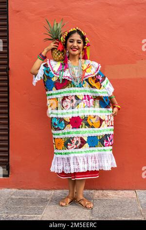 Ein junger Tänzer aus der Tanzgruppe Flor de Pina von San Juan Bautista Tuxtepec im Guelaguetza in Oaxaca, Mexiko. Stockfoto