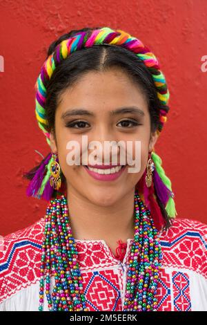 Eine Frau in ihrem traditionellen Jarabe-Tanz-Outfit aus Ejutla posiert beim Guelaguetza-Tanzfestival in Oaxaca, Mexiko. Stockfoto