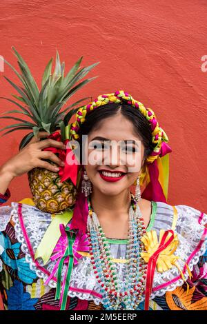 Ein junger Tänzer aus der Tanzgruppe Flor de Pina von San Juan Bautista Tuxtepec im Guelaguetza in Oaxaca, Mexiko. Stockfoto