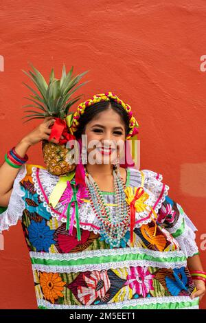 Ein junger Tänzer aus der Tanzgruppe Flor de Pina von San Juan Bautista Tuxtepec im Guelaguetza in Oaxaca, Mexiko. Stockfoto