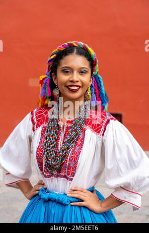Eine Frau in ihrem traditionellen Jarabe-Tanz-Outfit aus Ejutla posiert beim Guelaguetza-Tanzfestival in Oaxaca, Mexiko. Stockfoto