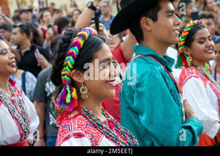 Eine Frau in ihrem traditionellen Jarabe-Tanz-Outfit aus Ejutla beim Guelaguetza-Tanzfestival in Oaxaca, Mexiko. Stockfoto