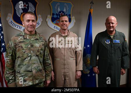 Von links, USA General Thomas Carden, Generaladjutant der Georgia National Guard, USA Generalleutnant Gregory Guillot, Befehlshaber der Neunten Luftwaffe (Air Forces Central) und US-amerikanische Generalmajor der Luftwaffe Thomas Grabowski, Assistent der Nationalgarde der Georgia Air, während einer Tour am Luftwaffenstützpunkt Shaw, South Carolina, 7. März 2022. Carden und Grabowski besuchten das AFCENT-Hauptquartier zusammen mit mehreren Führern der Nationalgarde von Georgien, um mehr über das 727. Geschwader der Expeditionsluftkontrolle und den Wert zu erfahren, den es dem Zuständigkeitsbereich der AFCENT beimisst. (USA A Stockfoto
