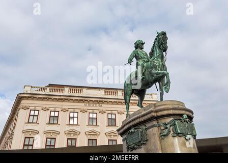 Die Reiterstatue von Erzherzog Albrecht, dem Herzog von Teschen, vor dem Albertina Museum in Wien, Österreich Stockfoto