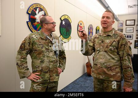 Von links, USA Oberstleutnant Wesley Rounsaville der Luftwaffe, 727. Kommandant der Luftwaffenstaffel und U.S. Generalmajor Thomas Carden, Generaladjutant der Georgia National Guard, während einer Tour auf dem Luftwaffenstützpunkt Shaw, South Carolina, 7. März 2022. Tauchtouren ermöglichen die vollständige Integration der Kräfte in die verschiedenen Einsatzgebiete und Kampfoperationen des AFCENT. (USA Geburtsort: A) Bezirk Kandahar, Provinz Kandahar, Afghanistan. Stockfoto