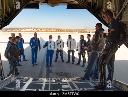 CORONADO, Kalifornien (7. März 2022) Besatzungsmitglieder von Fat Albert, einem C-130 Hercules-Flugzeug, das den USA zugeteilt wurde Marineflug-Demonstrationsgeschwader, die Blue Angels und Mitglieder der USA Das Navy Parachute Team, die Leap Frogs, führt am 7. März 2022 ein Vorflugtreffen an der Naval Air Station North Island, Coronado, Kalifornien, durch, während einer gemeinsamen Übung. Das Navy Parachute Team hat seinen Sitz in San Diego und führt Fallschirmvorführungen durch das ganze Land durch, um die Navy Special Warfare und die Rekrutierung der Navy zu unterstützen. Naval Special Warfare ist die beste maritime Spezialeinsatztruppe der Nation, einzigartig po Stockfoto