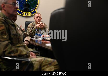 USA Generalmajor Thomas Carden, Generaladjutant der Georgia National Guard, hört sich eine kurze Einführung bei einer Tour auf dem Luftwaffenstützpunkt Shaw, South Carolina, am 7. März 2022 an. Die Kurzbeschreibung enthielt Informationen über das 727. Expeditionary Air Control Squadron, eine taktische Befehls- und Kontrolleinheit, die Echtzeitbilder von den USA liefert Das Zentralkommando ist für vier Millionen Quadratkilometer zuständig. (USA Geburtsort: A) Bezirk Kandahar, Provinz Kandahar, Afghanistan. Stockfoto