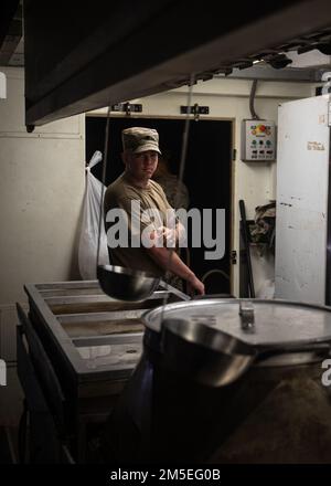 USA Spezialisten der pazifischen Armee, 2. Bataillon, 27. Infanterie-Regiment, 3. Infanterie-Brigaden-Kampfteam, 25. Infanterie-Division, bereitet Mahlzeiten während Salaknib 2022 zu, in Fort Magsaysay, Nueva Ecija, Philippinen, 07. März, 2022. Salaknib wird jährlich von der philippinischen Armee geführt Von der Army Pacific gesponserte bilaterale Übung, die darauf abzielte, die Kapazitäten und die Interoperabilität der US-amerikanischen und der philippinischen Armee im gesamten Spektrum militärischer Operationen zu verbessern und gleichzeitig die Verbindungen zwischen den beiden langjährigen Partnerländern zu stärken. Stockfoto