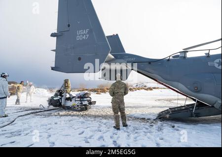 EIN US-AMERIKANISCHER Air Force Flugingenieur mit dem 352d Special Operations Flügel, leitet einen Betreiber aus den USA Navy Special Warfare Task Unit Europa, auf die Rampe einer US Air Force CV-22B Osprey during Exercise Cold Response 22, Norwegen, 7. März 2022. Übung Cold Response 22 ist eine alle zwei Jahre stattfindende norwegische nationale Bereitschafts- und Verteidigungsübung, die in ganz Norwegen stattfindet, an der sich jeder seiner Militärdienste sowie 26 alliierte Nationen und regionale Partner der Nordatlantikvertrags-Organisation beteiligen. Stockfoto