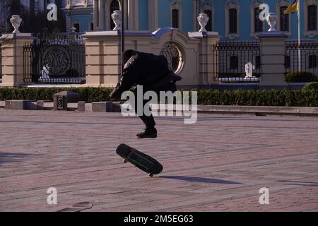 Kiew, Ukraine 22. November 2019: Jungs fahren Skateboard im Park. Stockfoto