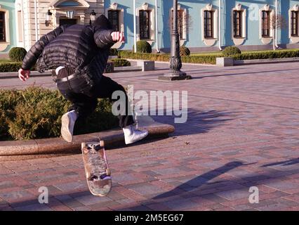 Kiew, Ukraine 22. November 2019: Jungs fahren Skateboard im Park. Stockfoto