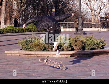 Kiew, Ukraine 22. November 2019: Jungs fahren Skateboard im Park. Stockfoto