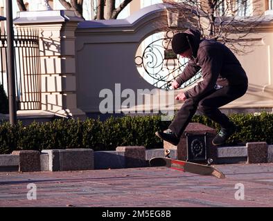 Kiew, Ukraine 22. November 2019: Jungs fahren Skateboard im Park. Stockfoto