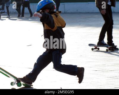 Kiew, Ukraine 27. März 2010: Ein Junge fährt auf einem Skateboard, eine Sekunde vor dem Sturz Stockfoto