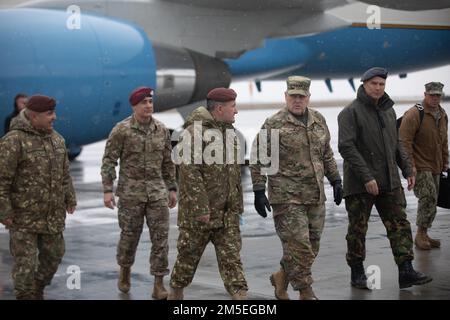 Präsident der USA Gemeinsame Stabschefs der USA Army General Mark Milley und Senior Enlisted Advisor des Vorsitzenden der Stabschefs U.S. Landung der Luftwaffe Ramón Colón-López auf dem Stützpunkt Mihail Kogalniceanu, Rumänien, begrüßt vom rumänischen Generalstabschef der Verteidigung, Daniel Petrescu, und vom rumänischen Senior Enlisted Advisor des Chief of Defense Command Sgt. Maj. Florea SAS, 7. März 2022. Die hochrangigen Militärführer der beiden Länder führten eine kleine Gruppendiskussion. Rumänien ist ein wichtiger Verbündeter der NATO und spielt eine Rolle bei der Aufrechterhaltung von Frieden und Sicherheit in Europa. Stockfoto