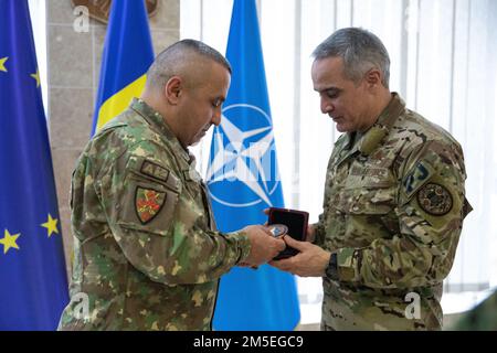 Hochrangiger Berater des Vorsitzenden des Joint Chiefs of Staff U.S. Air Force Ramón Colón-López überreicht seinem rumänischen Amtskollegen, Kommandoleiter Major Florea SAS, eine Münze vor einem hochrangigen Rundtisch der Medien am 7. März 2022 auf dem Flugplatz Mihail Kogalniceanu, Rumänien. Die USA fühlen sich geehrt, unsere langfristige Zusammenarbeit mit diesem strategischen Verbündeten fortzusetzen, der weiterhin eine Führungsrolle in der Schwarzmeerregion einnimmt. Stockfoto