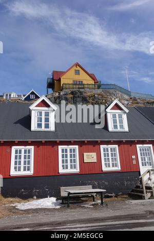 Farbenfrohe Häuser an der Küste Grönlands Stockfoto