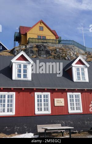 Farbenfrohe Häuser an der Küste Grönlands Stockfoto