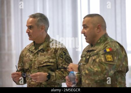 Hochrangiger Berater des Vorsitzenden des Joint Chiefs of Staff U.S. Air Force Ramón Colón-López stellt neben Kommandosgt. Maj. Florea SAS vor einem hochrangigen Rundtisch der Medien am Flughafen Mihail Kogalniceanu, Rumänien, am 7. März 2022 Fragen. Die USA fühlen sich geehrt, unsere langfristige Zusammenarbeit mit diesem strategischen Verbündeten fortzusetzen, der weiterhin eine Führungsrolle in der Schwarzmeerregion einnimmt. Stockfoto