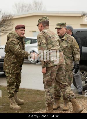 Präsident der USA Gemeinsame Stabschefs der USA Army General Mark Milley, rumänischer Chef der Verteidigung General Daniel Petrescu und rumänischer Senior Berater des Chief of Defense Command Sgt. Major Florea SAS und Regimentsbefehlshaber des 2. Kavallerie-Regiments Oberst Joseph Ewers, Grüße auf dem Luftstützpunkt Mihail Kogalniceanu, Rumänien, 7. März 2022. Die leitenden Führungskräfte wurden zur Untersuchung der laufenden Operationen auf dem Luftstützpunkt MK hinzugezogen. Stockfoto