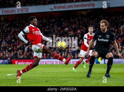 Eddie Nketiah von Arsenal kontrolliert den Ball während des Premier League-Spiels im Emirates Stadium in London. Foto: Montag, 26. Dezember 2022. Stockfoto