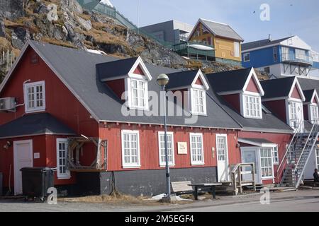 Farbenfrohe Häuser an der Küste Grönlands Stockfoto