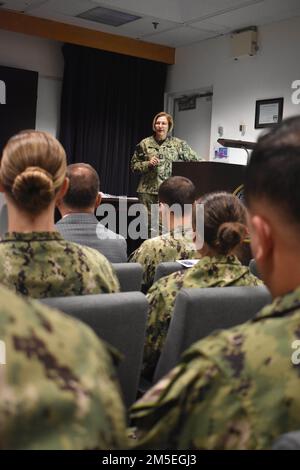 Norfolk, Va Kelly Aeschbach, Befehlshaber der Naval Information Forces, spricht bei der Patching-Zeremonie im Auditorium der NIWDC vor der Klasse der Kampftaktiklehrer (WTI). (Offizielle US-amerikanische Marineblau Foto / veröffentlicht) Stockfoto