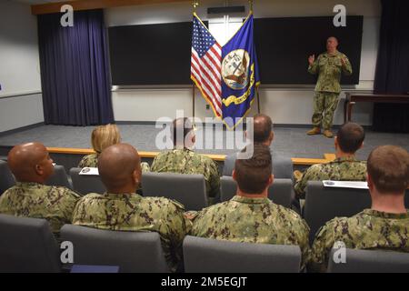 Norfolk, Va - Kapitän Bryan Braswell, Befehlshaber des Naval Information Warfighting Development Center (NIWDC), spricht bei der Patching-Zeremonie im Auditorium der NIWDC vor den Lehrern der Kriegstaktik, die ihren Abschluss gemacht haben. Dies ist die erste WTI-Abschlussfeier seit Braswell das Kommando übernahm. (Offizielle US-amerikanische Marineblau Foto / veröffentlicht) Stockfoto