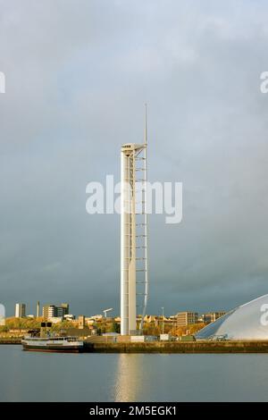 Der Glasgow Science Center Tower und das Queen Mary Schiff auf dem Fluss Clyde Stockfoto