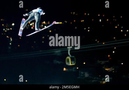 Oberstdorf, Deutschland. 28. Dezember 2022. Nordic/Ski Jumping, Weltmeisterschaft, Four Hills Tournament, Large Hill, Männer, Qualifikation: Ryoyu Kobayashi (Japan) in Aktion. Kredit: Daniel Karmann/dpa/Alamy Live News Stockfoto