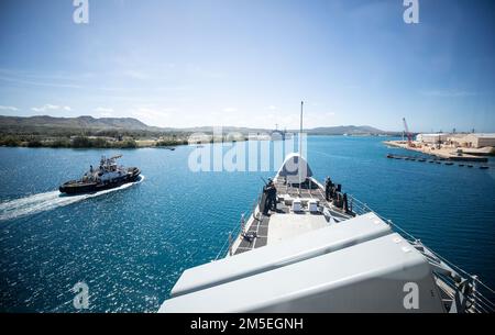 220308-N-LI768-1024 APRA-HAFEN, Guam (8. März 2022) – das Küstenschiff USS Tulsa (LCS 16) der Independence-Variante kommt während des Meeres und vor Anker auf der Marinebasis Guam an. Tulsa, Teil der Destroyer Squadron (DESRON) 7, befindet sich in einem Rotationseinsatz und ist im US-amerikanischen 7.-Flottengebiet tätig, um die Interoperabilität mit Partnern zu verbessern und als einsatzbereite Einsatztruppe zur Unterstützung einer freien und offenen Region Indo-Pazifik zu dienen. Stockfoto