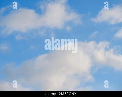 Weißes Licht Wolken vor einem hellblauen Himmel Stockfoto