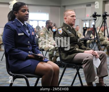 USA Air Force Capt. Andrea Lewis, Pilot des E-8C Joint Surveillance Target Attack Radar Systems mit dem 116. Air Control Wing der Georgia Air National Guard und den USA Generalmajor Tom Carden, der Generaladjutant von Georgien, sieht der Zeremonie des Women’s History Month des georgischen Verteidigungsministeriums am 8. März 2022 im Clay National Guard Center in Marietta, Georgien, zu. Lewis hielt die Grundsatzrede bei der Zeremonie. Stockfoto