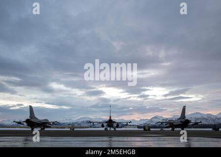 USA Air Force F-16 Fighting Falcons, dem 180. Kampfflügel der Ohio National Guard zugeteilt, sitzt während der USA an der Kampflinie der Joint Base Elmendorf-Richardson, Alaska Northern Command Exercise ARCTIC EDGE 2022, 8. März 2022. AE22 ist eine alle zwei Jahre stattfindende Homeland Defense Übung, die für die US-amerikanischen und kanadischen Streitkräfte entwickelt wurde, um eine gemeinsame Fähigkeit zur schnellen Dislozierung und zum Einsatz in der Arktis zu demonstrieren und auszuüben. Stockfoto