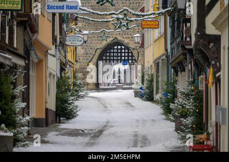 LINZ AM RHEIN, DEUTSCHLAND - 14. DEZ. 2022: Blick auf die Neutor Street im Schnee Stockfoto