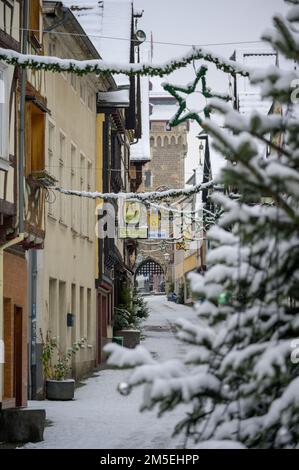 LINZ AM RHEIN, DEUTSCHLAND - 14. DEZEMBER 2022: Neutorstraße und historisches Tor im Schnee Stockfoto