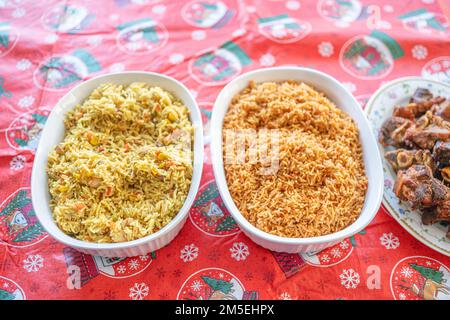 Gebratener Gemüse-Reis und Jollof-Reis zum Essen. Stockfoto