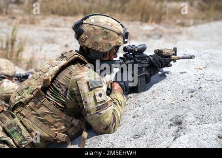 EIN US-AMERIKANISCHER Soldat der Armee in Kompanie A, 2-27. Infanterie-Regiment, 3. Brigaden-Kampfteam, 25. Infanterie-Division, Durchführung einer Feuerübung am Colonel Ernesto Rabina Air Base, Philippinen, während des 8. März 2022 in Salaknib. Fast 1.100 US-Dollar Soldaten der pazifischen Armee werden in Salaknib zusammen mit ihren philippinischen Pendants teilnehmen, um die Interoperabilität zu verbessern und unsere Partnerschaft im gesamten indo-pazifischen Raum zu stärken. Stockfoto