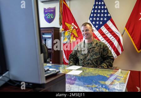 USA Marinekorps Brigade. General Kyle B. Ellison, der Befehlshaber der 3D. Marine Expeditionary Brigade, spricht mit japanischem Major General Shingo Nashinoki, Befehlshaber der Amphibien Rapid Disposal Brigade, Japan Ground Self Defense Force im Camp Courtney, Okinawa, Japan, 8. März 2022. Das war das erste Treffen zwischen Ellison und Nashinoki. Stockfoto