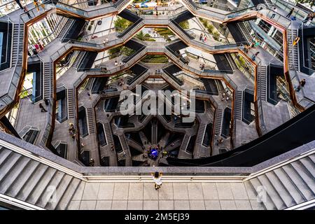 Ein Blick von innen auf das berühmte Schiff bei Hudson Yards in New York City Stockfoto