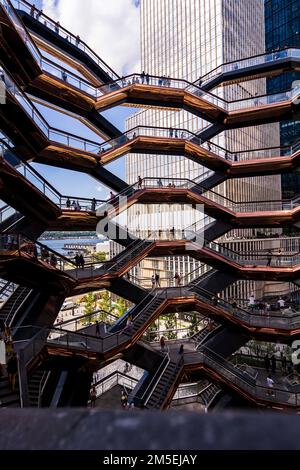 Ein vertikales Bild vom Innern des Oculus-Gebäudes in Hudson Yards, New York Stockfoto