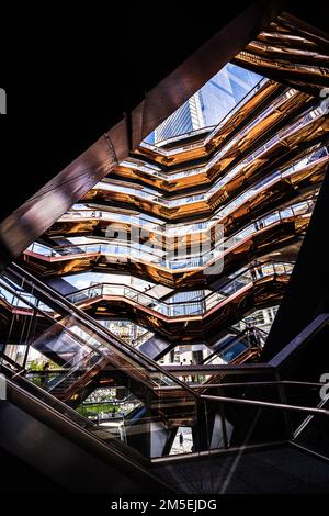 Ein vertikales Bild vom Innern des Oculus-Gebäudes in Hudson Yards, New York Stockfoto